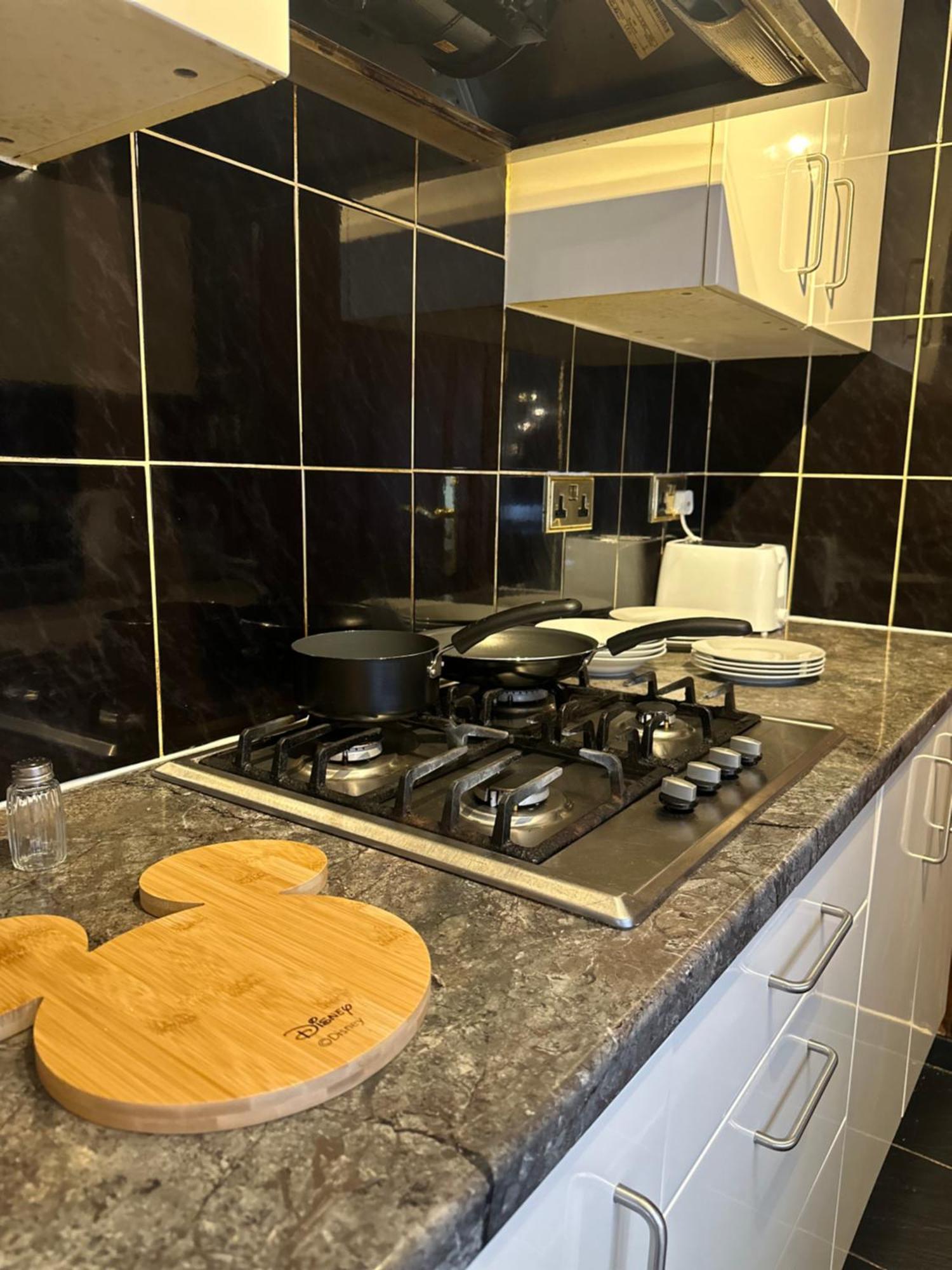 Leavesden Residence - Central - Cosy - Harry Potter Уотфорд Екстериор снимка